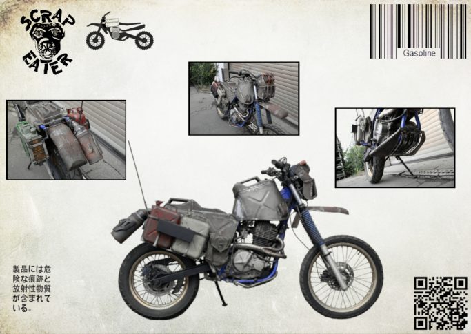 Benzinkanister Motorrad mit Zubehör, umgeben von der Ausrüstung als Upcycling und post-apokalyptische Endzeit Kunst