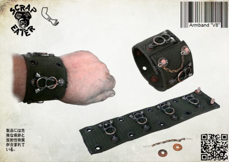 Grünes Armband mit Metallösen und V8 Logos.
49.90